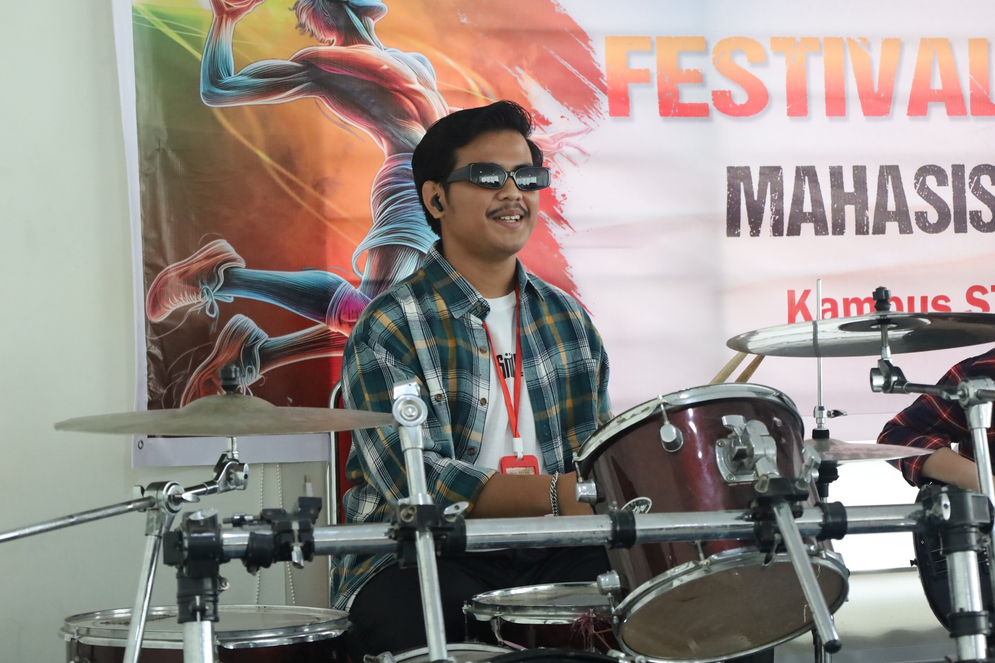 MUSIK Ekstrakurikuler musik di STT ReAL Batam menawarkan peluang untuk memperkaya kehidupan rohani dan mengembangkan keterampilan musik dalam konteks pelayanan gereja. Baik itu melalui bernyanyi, bermain alat musik, atau menciptakan lagu rohani, mahasiswa dapat menggunakan musik sebagai cara untuk memuji Tuhan, memperdalam iman, dan melayani sesama. Dengan semangat kerjasama, kreativitas, dan dedikasi, musik bisa menjadi sarana yang sangat kuat untuk mengungkapkan keyakinan spiritual dan membangun komunitas yang lebih solid.
